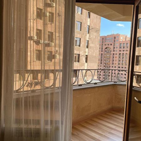 شقة يريفان  في Superior Apt. With Balcony On Aram Street المظهر الخارجي الصورة