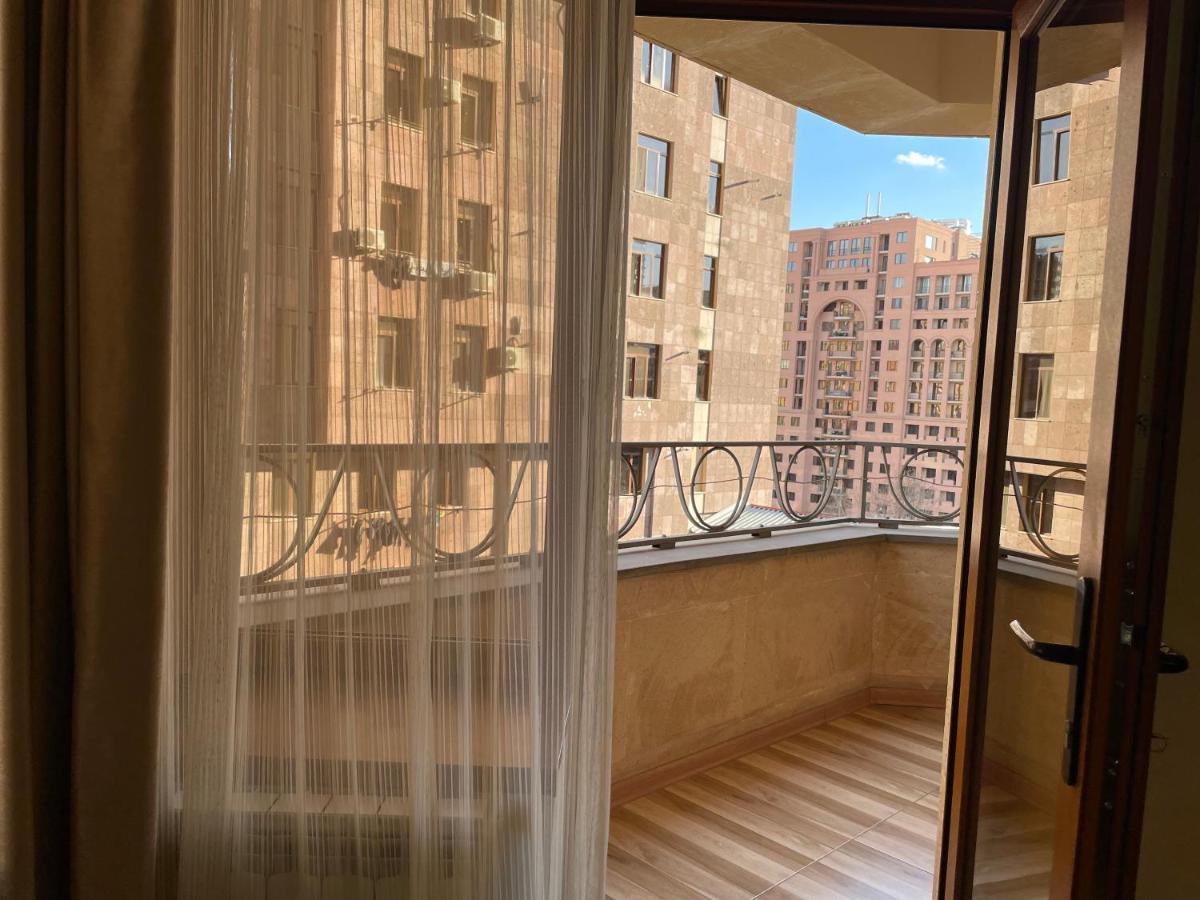 شقة يريفان  في Superior Apt. With Balcony On Aram Street المظهر الخارجي الصورة