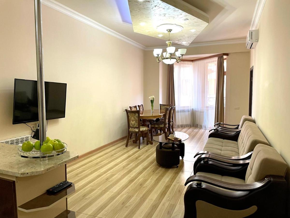 شقة يريفان  في Superior Apt. With Balcony On Aram Street المظهر الخارجي الصورة
