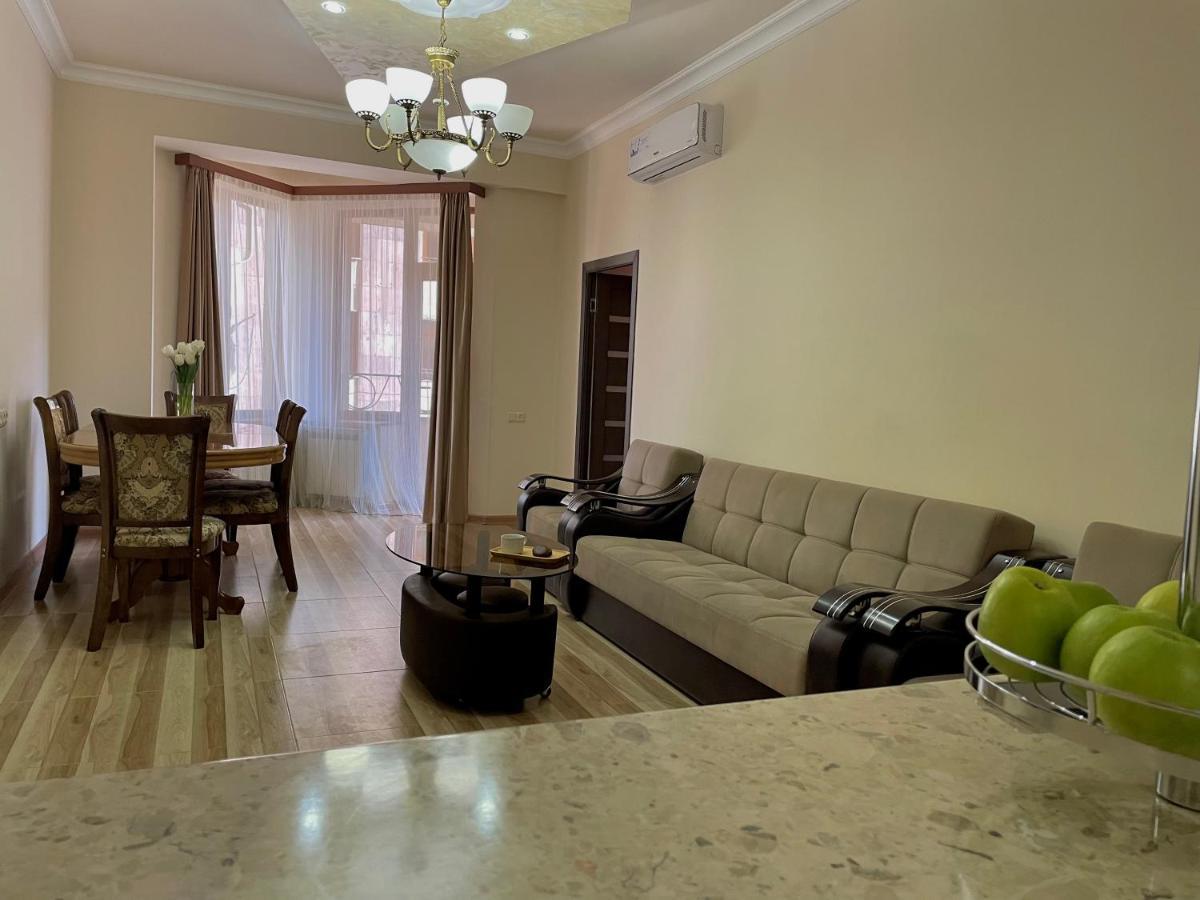 شقة يريفان  في Superior Apt. With Balcony On Aram Street المظهر الخارجي الصورة