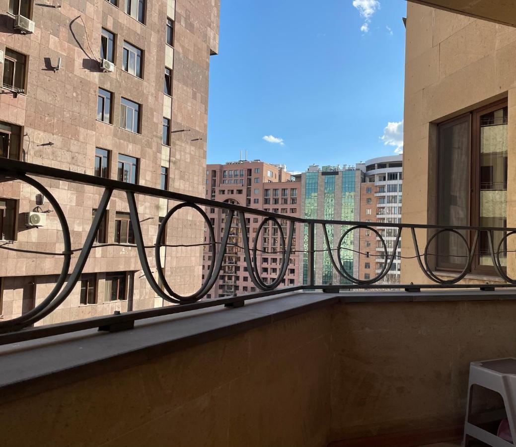 شقة يريفان  في Superior Apt. With Balcony On Aram Street المظهر الخارجي الصورة